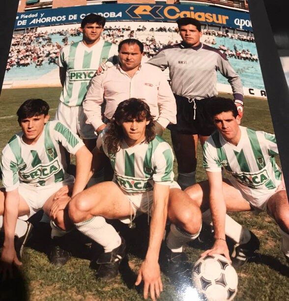 Jorge Ramírez, arriba junto a Rícar y Castro, el amito de Toni Muñoz, abajo con el melenudo Paco Jémez y Antonio Moreno.