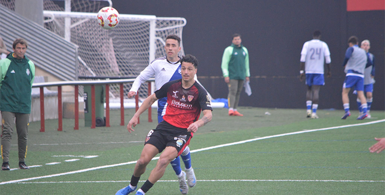 Joel Armengol pelea un balón. Foto: Tino Navas / Salerm Puente Genil