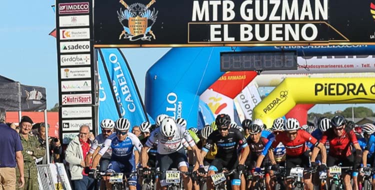 Ciclistas en la salida de una edición de la Guzmán el Bueno.