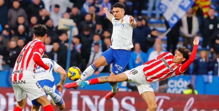 Pugna por un balón en el Zaragoza-Sporting.