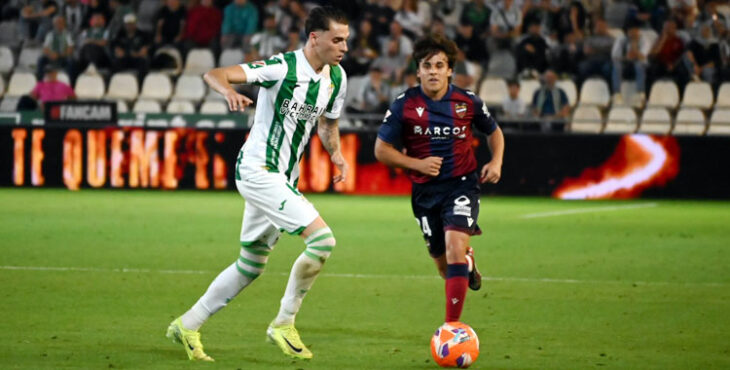 Álex Sala conduciendo el balón ante el sevillano Carlos Álvarez