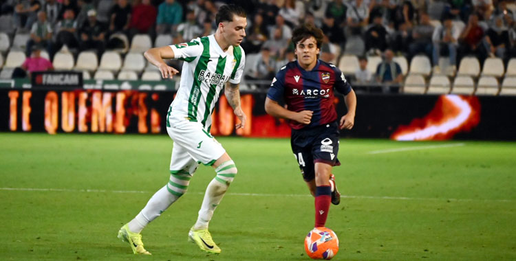 Álex Sala conduciendo el balón ante el sevillano Carlos Álvarez
