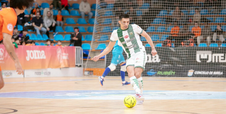 Arnaldo Báez intentando un pase. Foto: Burela FS
