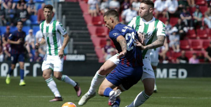 Casas intentando presionar a un rival del Eldense. Foto: LaLiga Hypermotion