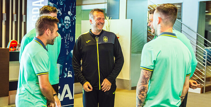 Cecilio Morales, a la izquierda, departiendo con el seleccionador Jesús Velasco y otros compañeros. Foto: RFEF