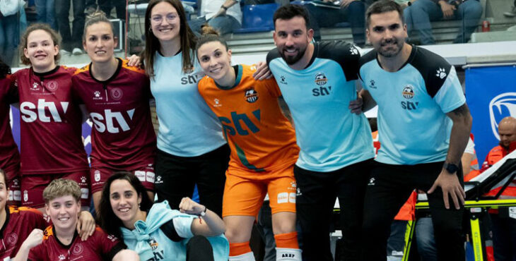 Cristina García, en el centro, posando con su equipo tras una reciente victoria. Foto: STV Roldán