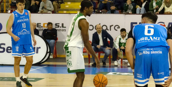 Un momento del partido de ida entre Coto Córdoba Club de Baloncesto y Ciudad de Huelva Emerita Resources, entonces con Nacho Pastor, al fondo, como segundo de los locales. Autor: Rafael Romero