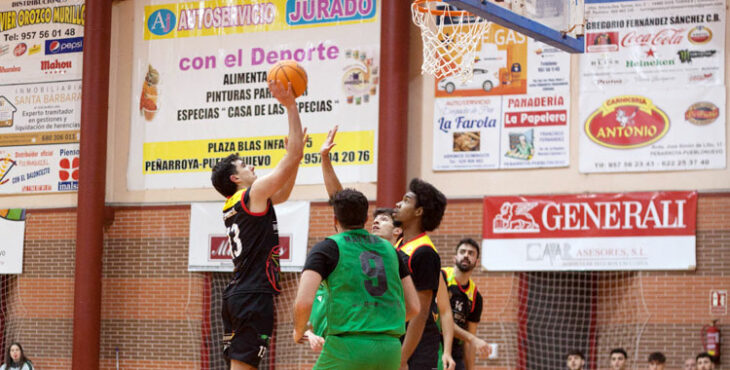 Kiko Espinosa en un lanzamiento a canasta de esta temporada. Foto: Emilio José Torres / Facebook: Torres Caballero Fotografía / Instagram: @ejtorrescaballero