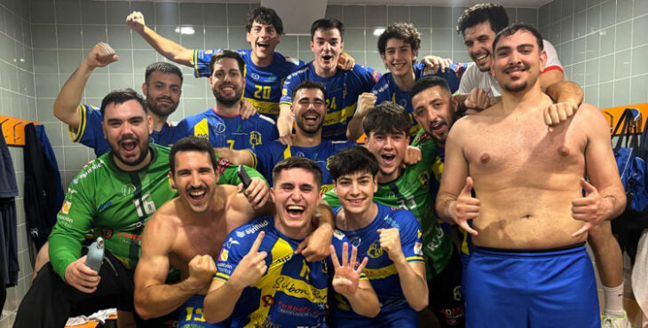 La celebración tras asaltar la cancha del Sanse. Foto: La Salle Balonmano