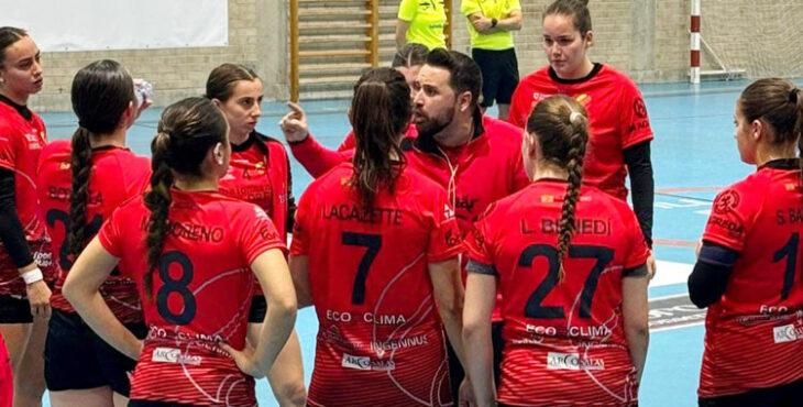 Mario Ortiz se dirige a sus jugadoras durante un encuentro del Schär Colores Zaragoza. Foto cedida por Mario Ortiz