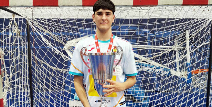 Pablo Sánchez posando con el trofeo conquistado con España en Túnez. Foto: CBM