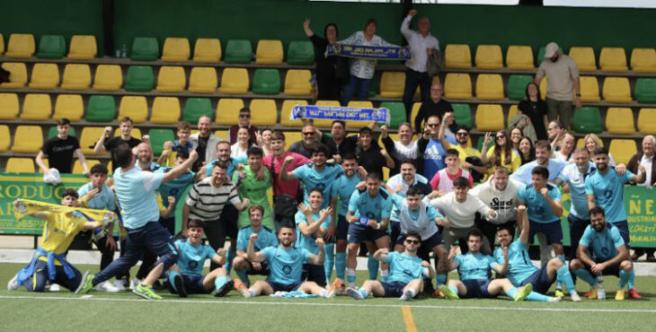 La celebración del Atlético Palma del Río con su afición tras ganar el derbi en Montilla. Foto: @Palmadeporte