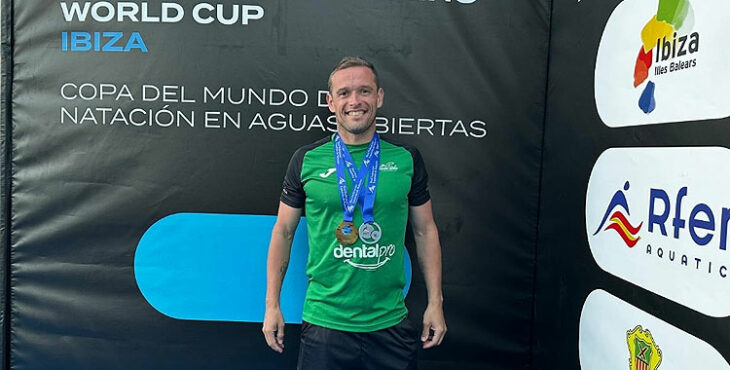 Pedro Serrano con su medalla tras la prueba en Ibiza. Foto: Club Natación Córdoba