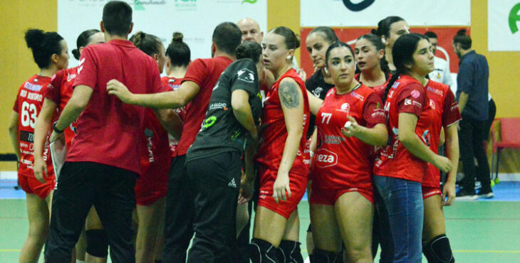 La piña de jugadoras granates en un duelo en Fátima. Foto: Rafa Barroso / CBM