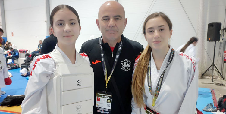 Dos de las competidoras del Shotokan Villoslada en Guadalajara