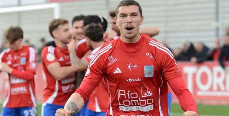 Adrián Fuentes celebra un tanto con el Tarazona. Foto: SD Tarazona