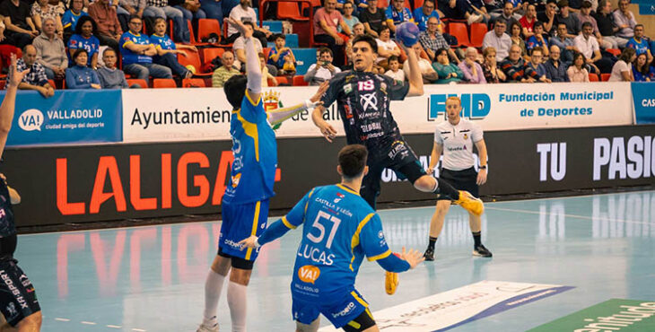 Lucas Aizen levantándose ante la defensa del Recoletas Valladolid.