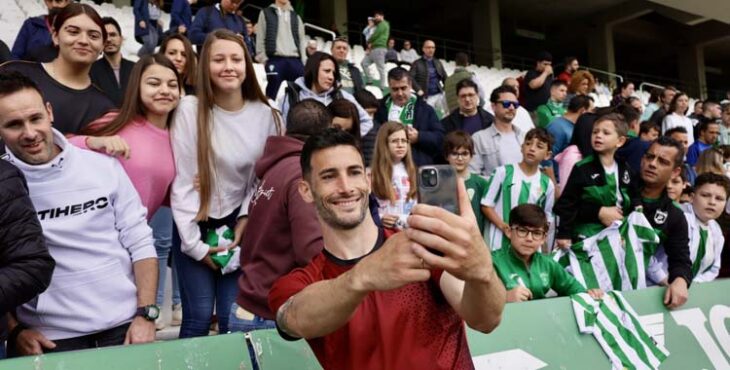 Albarrán se hace un 'selfie' con aficionados.