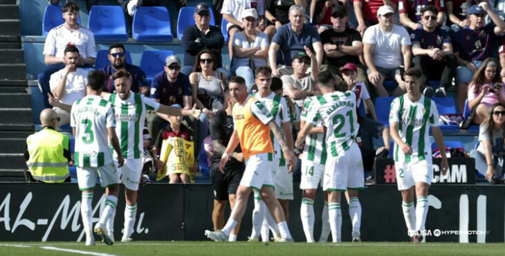 Los jugadores del Córdoba celebrando su gol en Elda. Foto: LaLiga Hypermotion