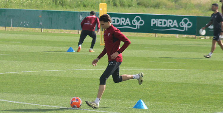 Álex Sala desplazando el balón en la Ciudad Deportiva.