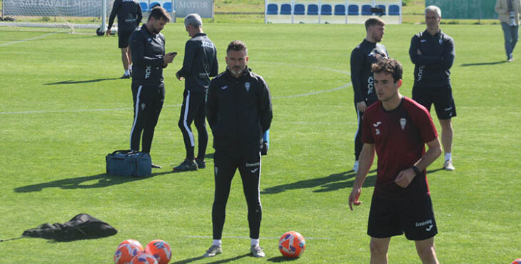 Iván Ania siguiendo el rondo con Jon Magunzelaia en primer plano.