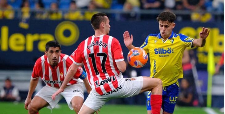Una jugada del partido entre el Cádiz y el Real Sporting. Foto: LaLiga Hypermotion