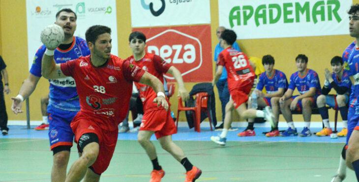 Color granate para el partido del Cajasur Córdoba de Balonmano ante el Helvetia Montequinto. Foto: Rafa Barroso / CBM