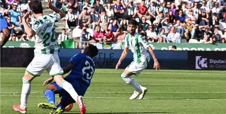 Calderón en un lance del Córdoba-Oviedo. Autora: Natalia Román