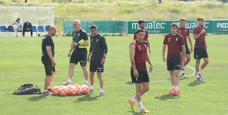 Iván Ania recupera a Carracedo que volverá al once ante el Cádiz, aunque las pérdidas de efectivos son mayores.