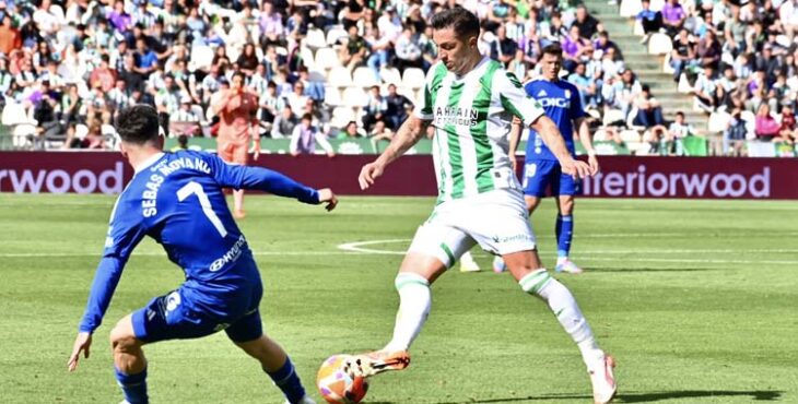 Carracedo encara a Sebas Moyano ante el Oviedo.