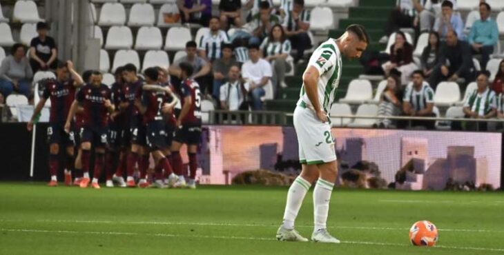 Casas se lamenta tras uno de los goles del Levante.