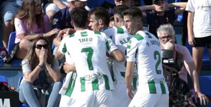 Los jugadores del Córdoba celebrando el empate en Elda. Foto: LaLiga Hypermotion