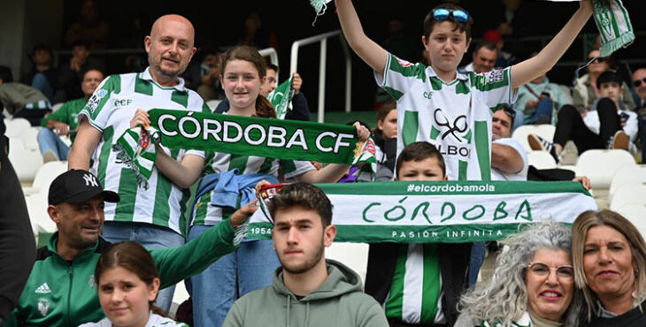 Varios cordobesistas mostrando los colores blanquiverdes