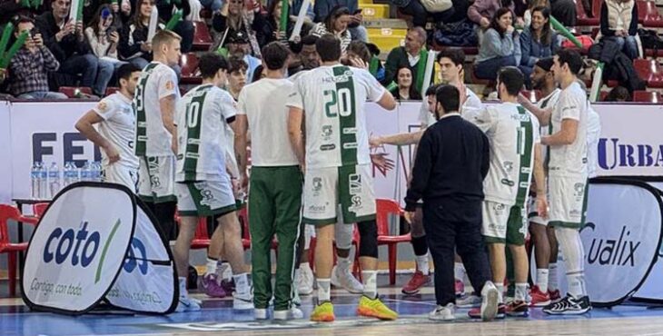 El Coto en uno de los tiempos muertos ante el Biele ISB. Foto: Córdoba Club de Baloncesto