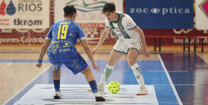 Javi Aranda encarando a un jugador del Peñíscola. Autor: Edu Luque / Córdoba Futsal
