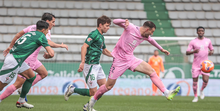 Raúl Parra intenta controlar un balón en el duelo frente al Racing de Ferrol. Foto: CD Eldense SAD