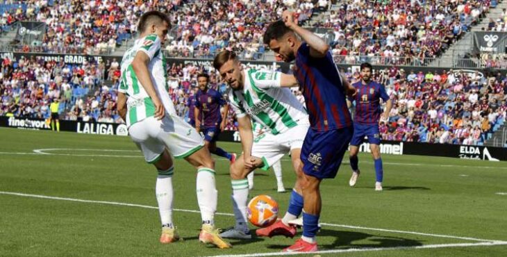 Genaro presiona a un jugador del Eldense.