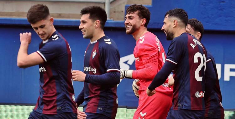 El Éibar celebra el gol de Magunagoitia ante el Oviedo.