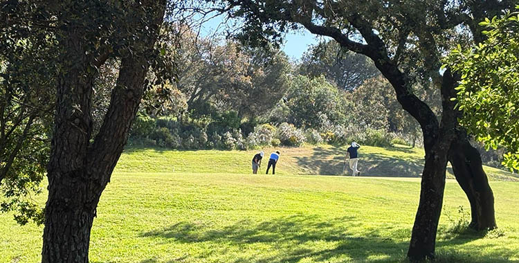 Tres profesionales en el hoyo 1 del Real Club de Campo el lunes del Apagón en plena competición.