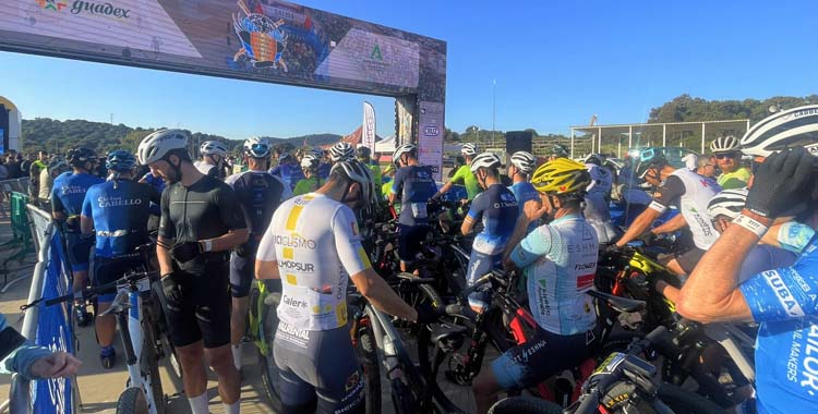 Ciclistas antes de la salida de la Guzmán el Bueno 2025.