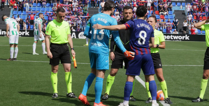 El saludo de capitanes junto al equipo arbitral en Elda. Foto: CCF