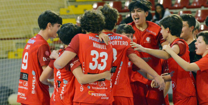 Los infantiles del Córdoba de Balonmano celebrando su victoria en la Handball Cup en Vista Alegre
