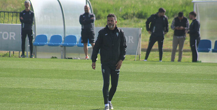 Pensativo. Iván Ania mirando al frente en un entrenamiento de esta semana en la Ciudad Deportivo.