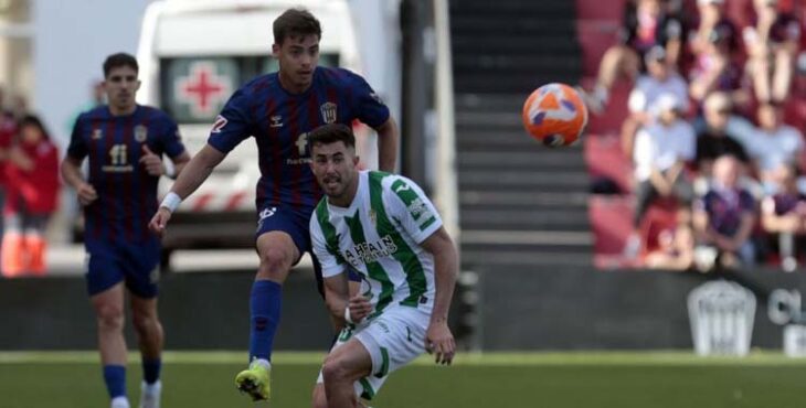 Jacobo en disputa de un balón con un jugador del Eldense. Foto: LaLiga Hypermotion