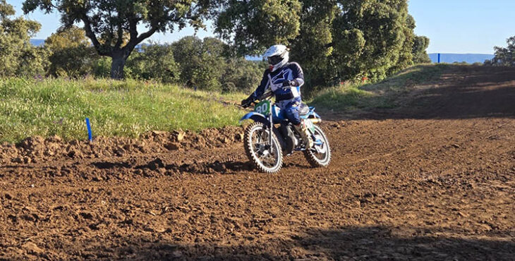 Juan del Poozo pilotando su Bultaco Pursang 250 MK2 en Villanueva de Córdobna.
