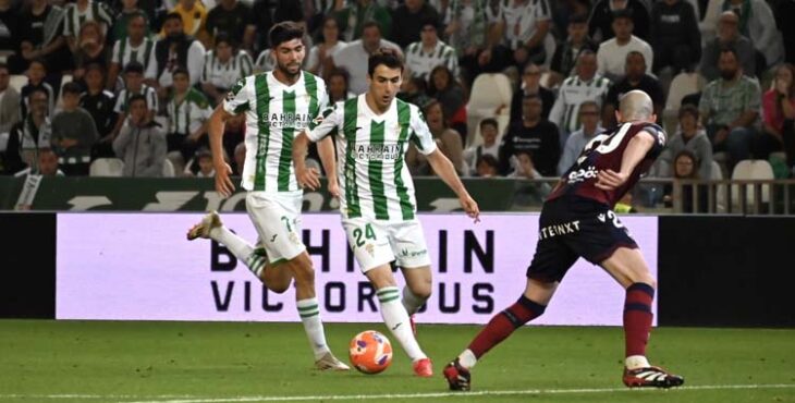Jon Magunazelaia conduce el balón en la jugada que acabó en el penalti a Theo Zidane. Autora: Natalia Román