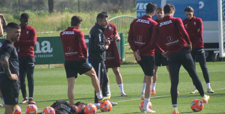 Iván Ania dando instrucciones a sus hombres antes de jugar en Málaga.