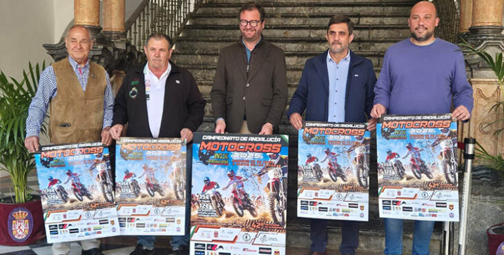 El diputado de Deportes Antonio Martín presentando el cartel del 42º Motrocross de Almodóvar del Río junto a su alcalde, Ramón Hernández, y Alfonso Luna, presidente de la Peña Motociclista, entre otros.