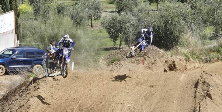 Dos pilotos volando sobre el circuito de El Arenal de Priego.