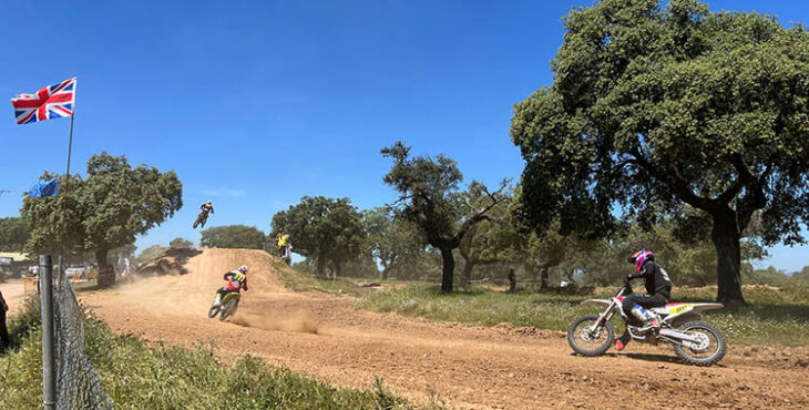 Varios pilotos trazando curvas y saltos en el circuito Los Barreros de Villanueva de Cordoba.